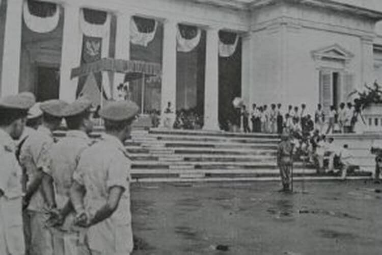 Isi Dekrit Presiden 5 Juli 1959 antara lain Menetapkan